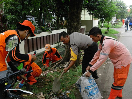 Petugas PPSU bersama Mahasiswa Binus Lakukan Giat Bersih