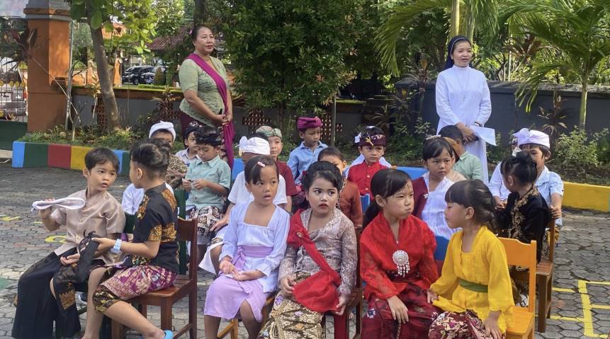 Siswa Sekolah Carina Sayang Sambut Hari Kartini